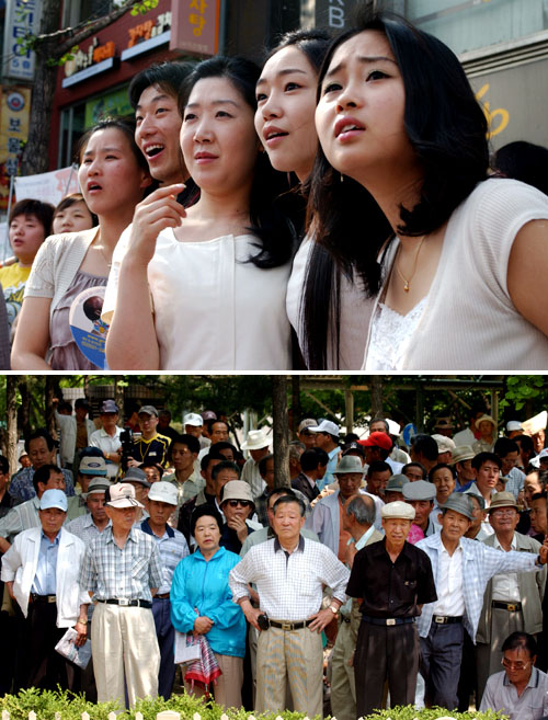 '제6회 퀴어문화축제 무지개 2005' 거리 퍼레이드를 지켜보는 시민들의 반응은 상반되었다. 